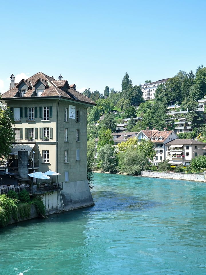 Centro storico di Berna lungo l’Aare turchese