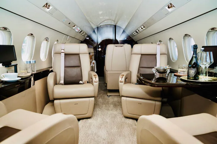 Falcon 2000LXS cabin reference view 1
