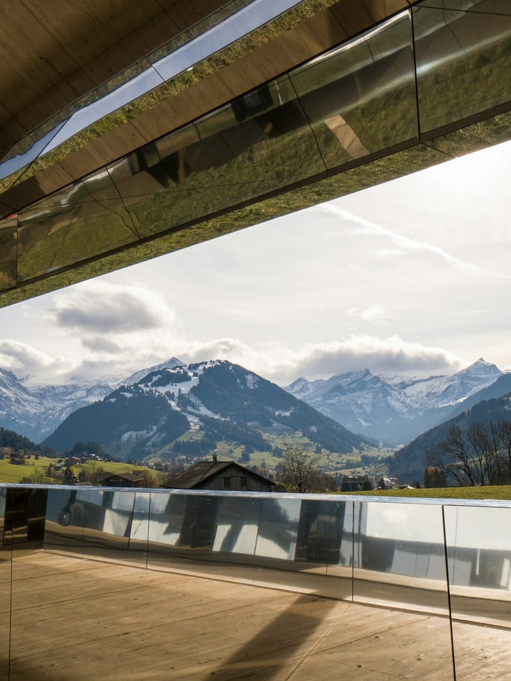 Valle di Gstaad e Alpi bernesi incorniciate da architettura moderna