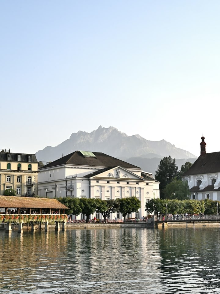 Luzerner Ufer mit Kapellbrücke und Pilatus
